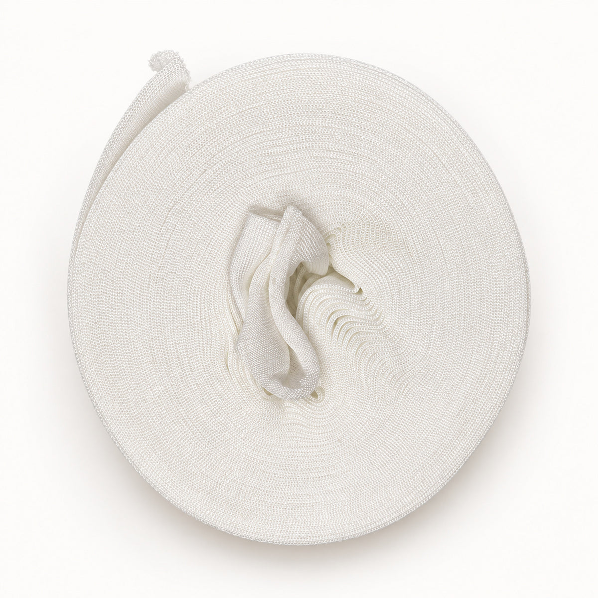 Weißer Rundstrickschlauch aus 100 % Polyester als Rolle, 23 m lang und ca. 8 cm breit.