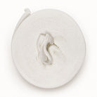 Weißer Rundstrickschlauch aus 100 % Polyester als Rolle, 23 m lang und ca. 8 cm breit.
