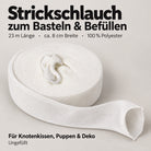 Weißer Strickschlauch zum Basteln und Befüllen: Rolle mit abgewickeltem Schlauch und sichtbarer Öffnung. 23 m Länge, ca. 8 cm Breite, 100 % Polyester, ungefüllt.