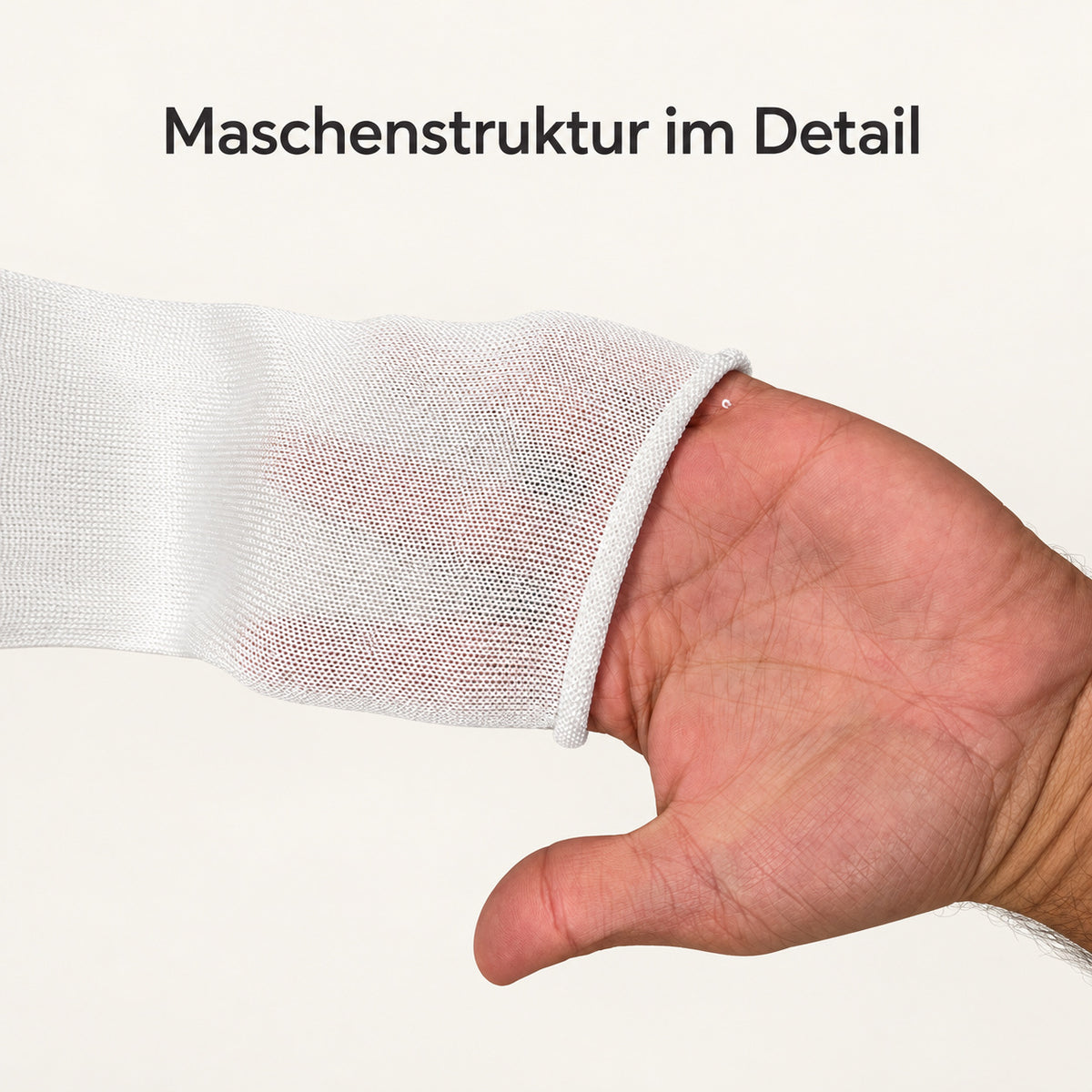 Nahaufnahme der feinen Maschenstruktur und offenen Schlauchform des weißen Polyester-Strickschlauchs.